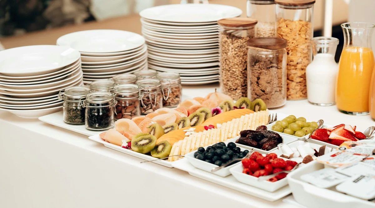 better eating tips shown through a calm balanced breakfast setup