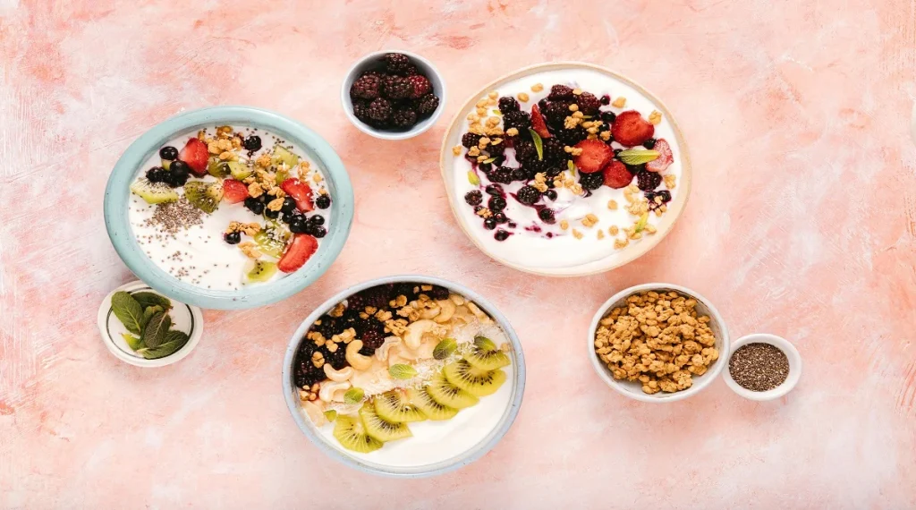 food picks for a filling breakfast with Greek yogurt berries oats and nuts