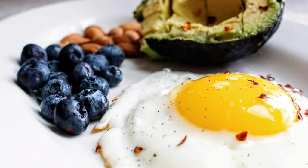 Plate with lean protein sources and high fiber foods