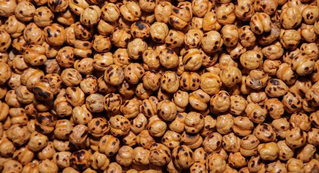 Meal showing toasted chickpeas as a topping and soft chickpeas as a base ingredient